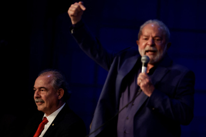 O presidente eleito do Brasil, Luiz Inácio Lula da Silva, discursa ao lado do político brasileiro indicado ao novo presidente do BNDES, Aloizio Mercadante, durante a sessão de encerramento do grupo temático do governo de transição em Brasília