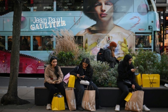 Compradores com sacolas da marca Zara em Londres no mês passado