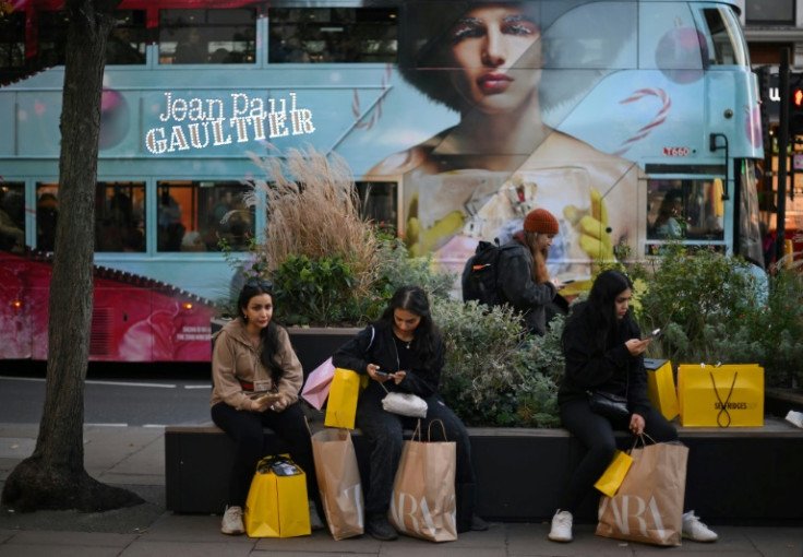 Compradores com sacolas da marca Zara em Londres no mês passado