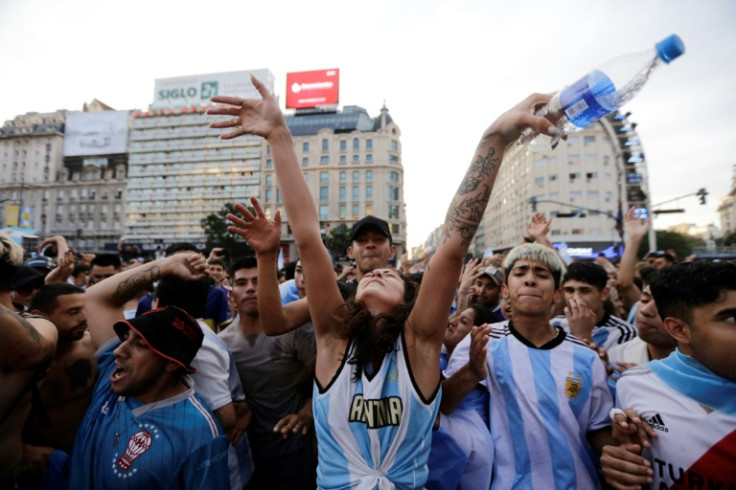 As esperanças dos argentinos repousam na seleção nacional de futebol, que busca uma Copa do Mundo no Catar, mas em casa, a dura realidade da miséria econômica está sempre presente.