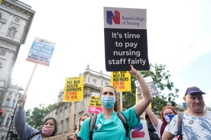 Os enfermeiros do Reino Unido estão realizando as primeiras greves nos 106 anos de história de seu sindicato, depois que o governo rejeitou suas reivindicações salariais