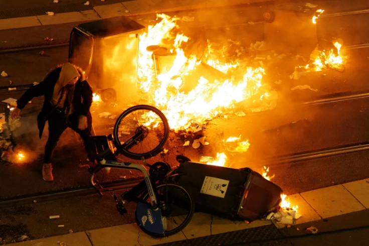 Em Nice, latas de lixo foram incendiadas no centro da cidade