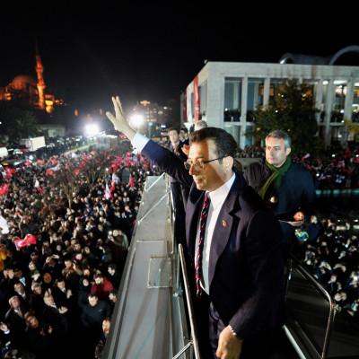O prefeito de Istambul, Ekrem Imamoglu, cumprimenta seus apoiadores