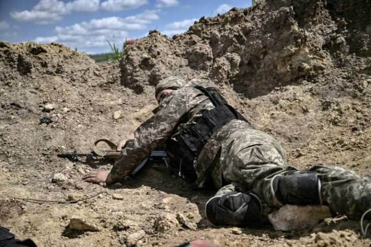 &#39;Quem pode parar esta guerra&#39;, implorou o soldado ucraniano depois de ficar preso no mesmo local por cinco horas pela explosão de projéteis russos.