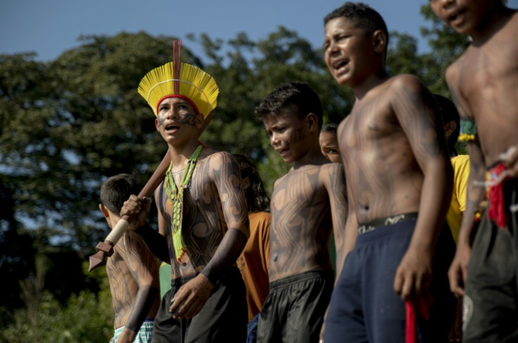 Jovens Juruna cantam canções tradicionais na margem do Xingu na Terra Indígena Paquicamba