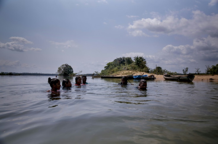 O rio é um meio de vida para os grupos indígenas e comunidades de pescadores que vivem ao longo dele