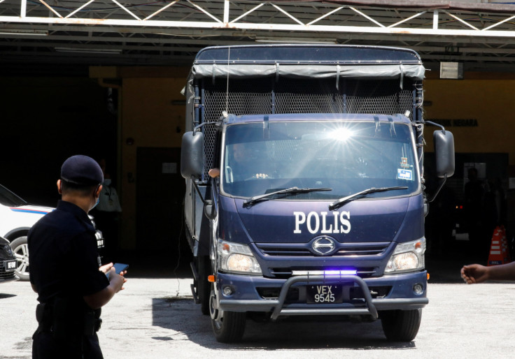 Um caminhão da polícia carregando os cadáveres das vítimas do deslizamento de terra Batang Kali chega ao necrotério do Hospital Kuala Lumpur em Kuala Lumpur