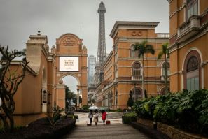 Visitantes caminham na Cotai Strip, principal área de jogos de azar de Macau, na sexta-feira