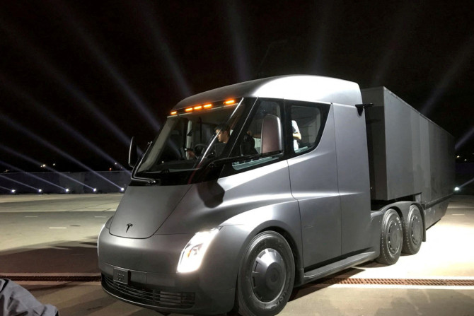 O novo semi-caminhão elétrico da Tesla é revelado durante uma apresentação em Hawthorne