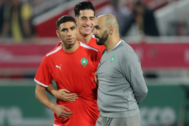 O técnico do Marrocos, Walid Regragui (à direita), com o zagueiro Achraf Hakimi, disse que é difícil remotivar um time para a disputa do terceiro lugar