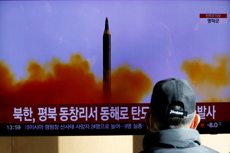 Um homem assiste a uma TV transmitindo uma reportagem sobre a Coreia do Norte disparando um míssil balístico em sua costa leste, em Seul