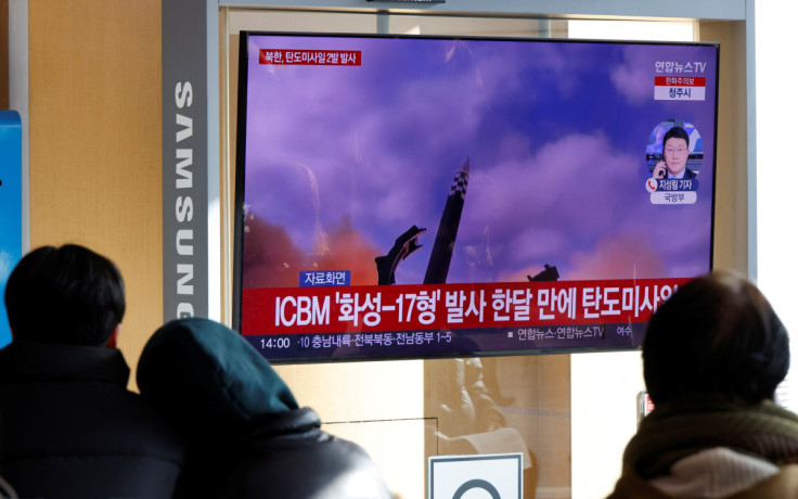 Pessoas assistem a uma TV transmitindo uma reportagem sobre a Coreia do Norte disparando um míssil balístico em sua costa leste, em Seul