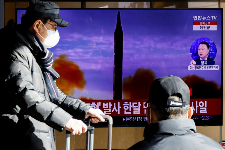 Um homem passa por uma TV transmitindo uma reportagem sobre a Coreia do Norte disparando um míssil balístico em sua costa leste, em Seul