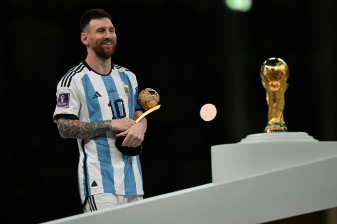 O capitão da Argentina, Lionel Messi, se prepara para receber o troféu da Copa do Mundo