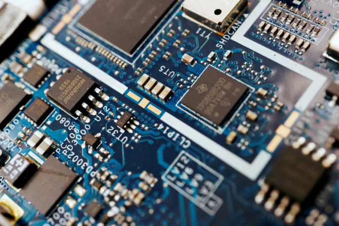 Imagem ilustrativa de chips semicondutores em uma placa de circuito