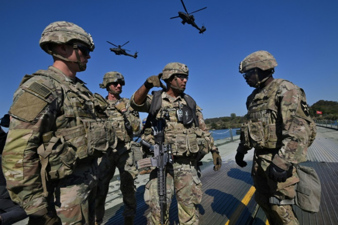 Soldados dos EUA participam de um exercício militar conjunto entre a Coreia do Sul e os EUA em 19 de outubro de 2022. Se as forças armadas dos EUA, as maiores do mundo em gastos, fossem um país, teriam as maiores emissões per capita do mundo