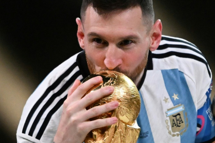Lionel Messi beija a taça da Copa do Mundo após levar a Argentina à vitória sobre a França