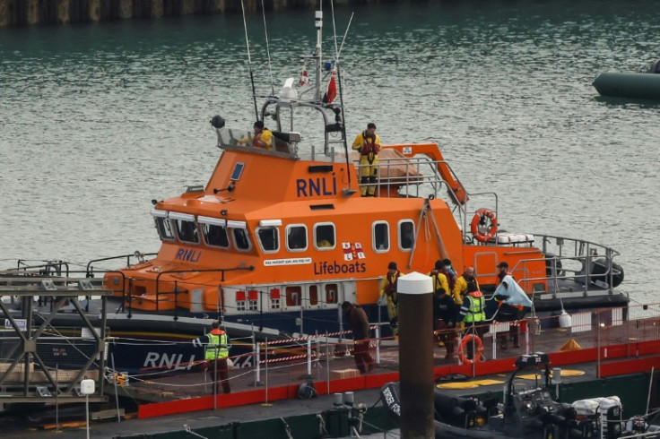 Quatro migrantes morreram e 39 foram salvos das águas geladas do Canal da Mancha na semana passada, depois que seu barco lotado virou