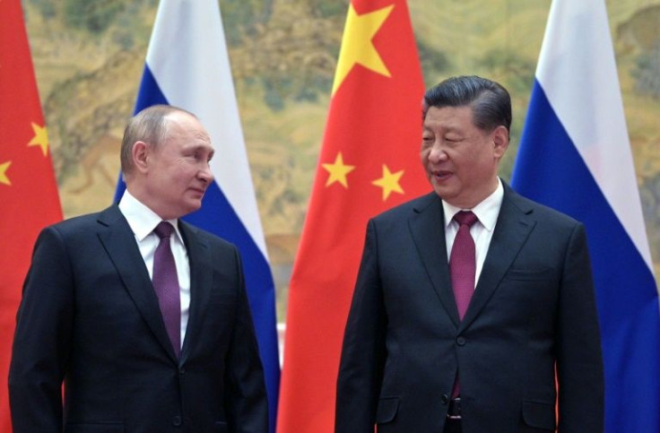 Em uma ligação na semana passada, o presidente chinês Xi Jinping (à direita) garantiu a seu colega russo, Vladimir Putin (à esquerda), que a China apoiaria a Rússia em &#39;soberania e segurança&#39;