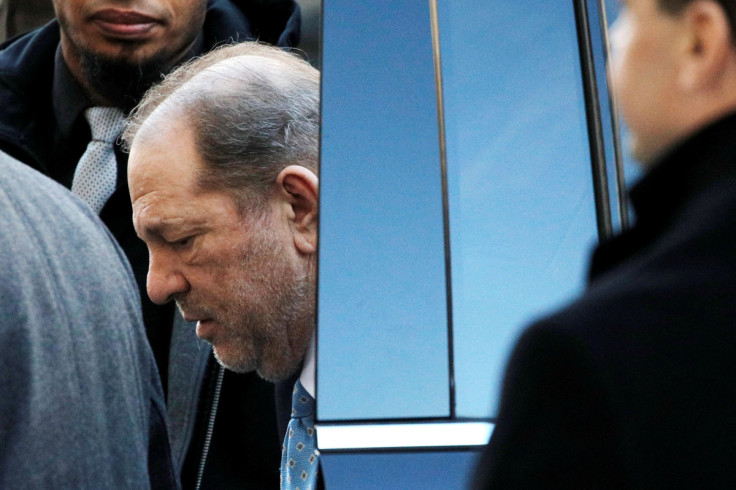 O produtor de cinema Harvey Weinstein chega ao Tribunal Criminal de Nova York antes do quinto dia de deliberações do júri para seu julgamento por agressão sexual no bairro de Manhattan em Nova York, Nova York