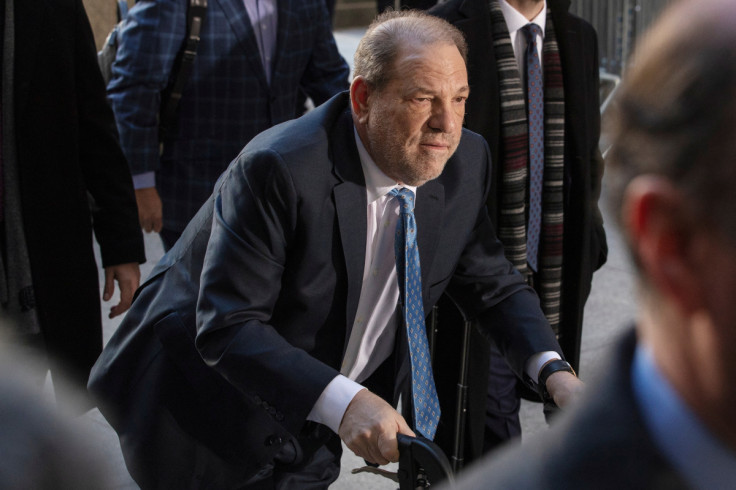 Harvey Weinstein chega ao Tribunal Criminal de Nova York para mais um dia de deliberações do júri em seu julgamento por agressão sexual no bairro de Manhattan, na cidade de Nova York