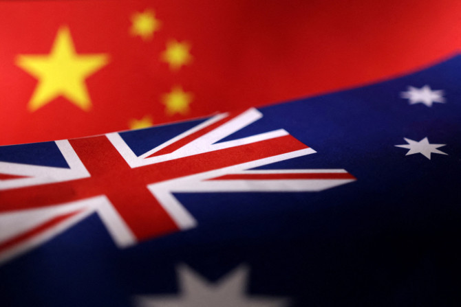 A ilustração mostra bandeiras chinesas e australianas impressas