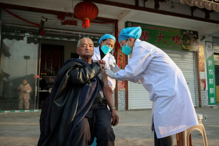 Um residente da província de Guizhou, no sudoeste da China, recebe uma vacina contra a Covid-19 em 12 de dezembro de 2022
