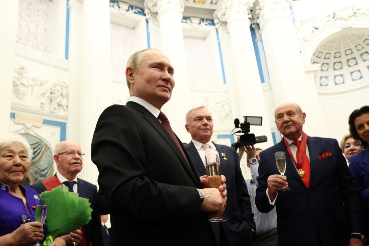 O presidente da Rússia, Putin, entrega prêmios estatais durante uma cerimônia em Moscou