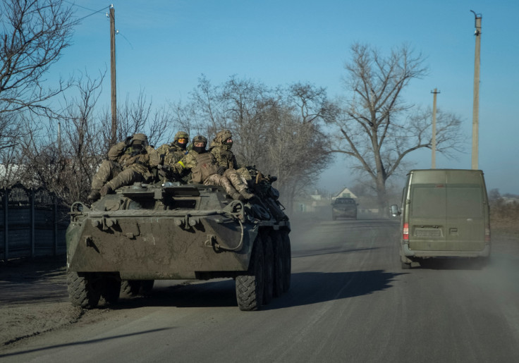 Militares ucranianos montam um veículo blindado de transporte de pessoal em Lyman