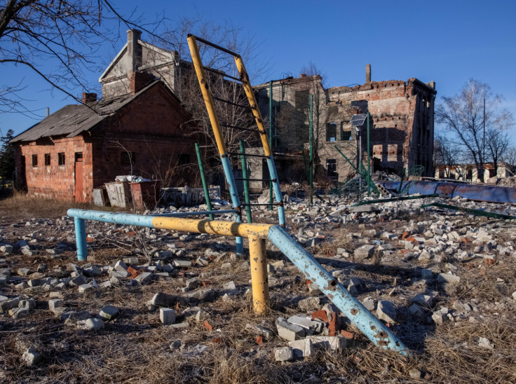 Destruído um playground e uma escola são vistos em Lyman