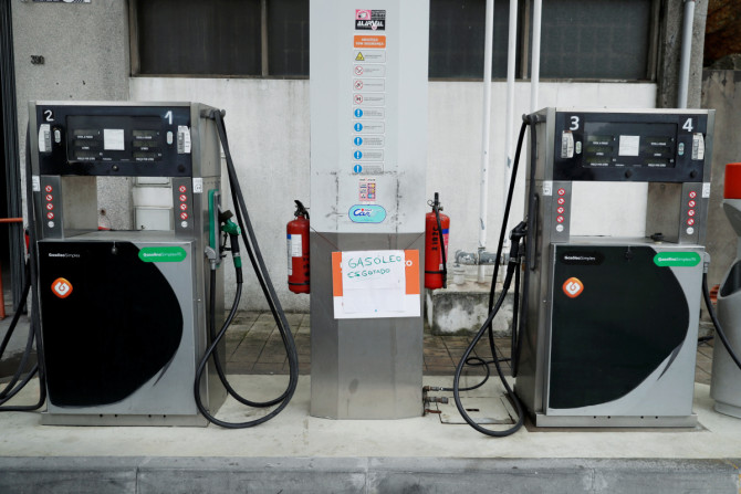 Placa com a inscrição "Diesel esgotado" é vista em posto de gasolina no Porto
