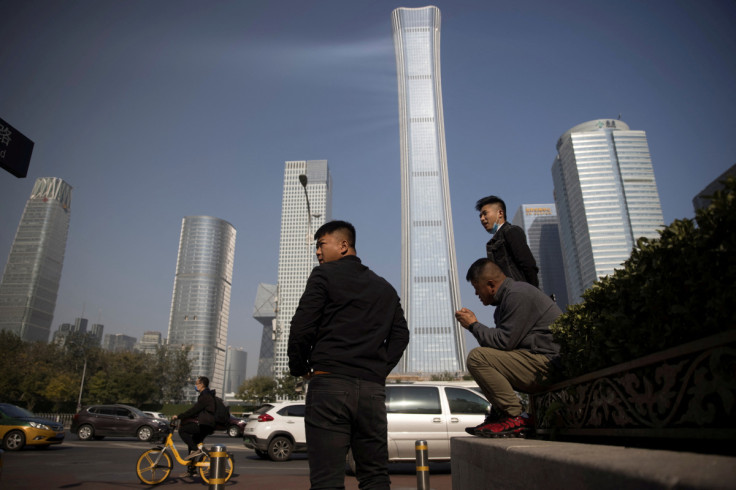 As pessoas esperam perto do horizonte do Central Business District em Pequim