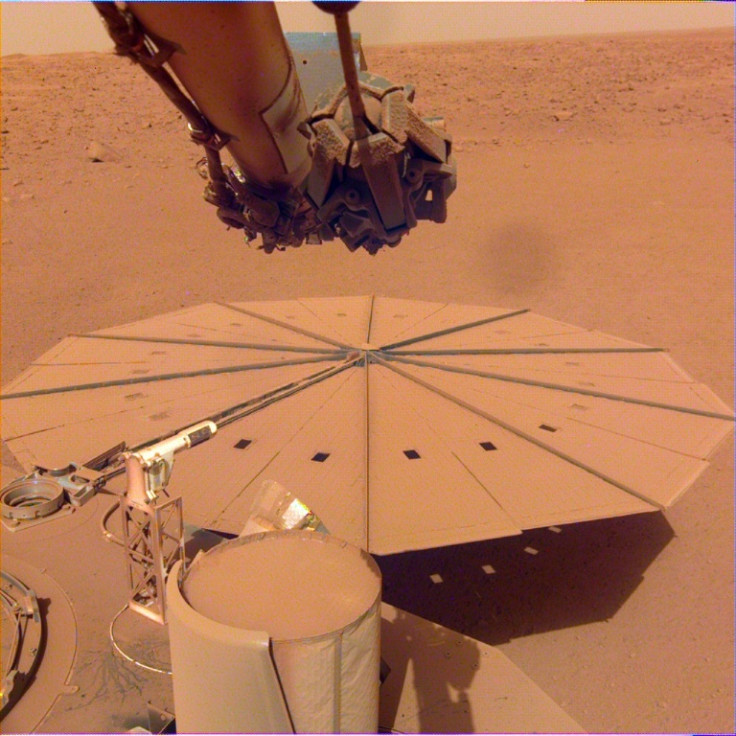 O módulo InSight Mars da NASA de um de seus painéis solares cobertos de poeira em abril de 2022
