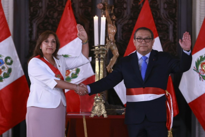 A presidente Dina Boluarte (E) nomeou Alberto Otarola como seu primeiro-ministro