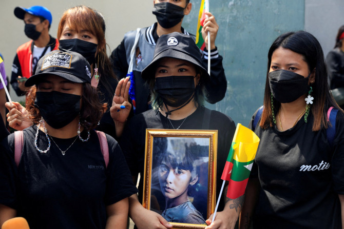 Cidadãos de Mianmar protestam em Bangkok
