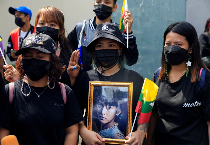 Cidadãos de Mianmar protestam em Bangkok
