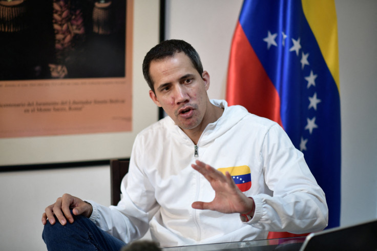 O líder da oposição venezuelana Juan Guaidó fala durante uma entrevista em Caracas