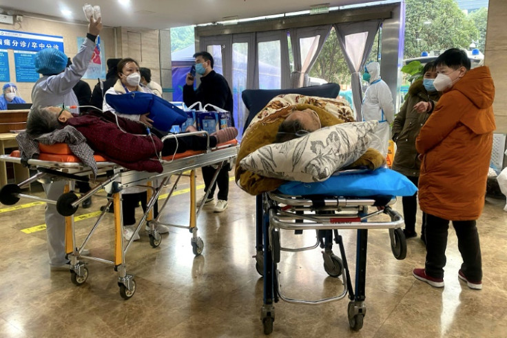 Pacientes com Covid-19 deitados em macas na ala de emergência do Primeiro Hospital Afiliado da Universidade de Medicina de Chongqing, no sudoeste da China