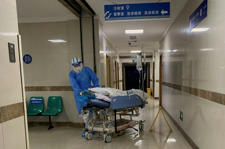 A equipe do hospital de Chongqing estava ocupada, transportando pacientes idosos para diferentes enfermarias, enquanto familiares e outros visitantes aguardavam ansiosamente