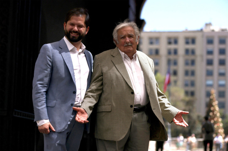 O presidente chileno, Gabriel Boric, se encontra com o ex-presidente uruguaio, José Mujica, em Santiago