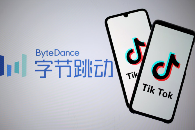 Os logotipos Tik Tok são vistos em smartphones na frente do logotipo ByteDance exibido nesta ilustração