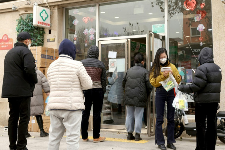 As prateleiras das farmácias nas principais cidades foram esvaziadas após a decisão repentina do governo chinês de suspender a taxa zero de Covid