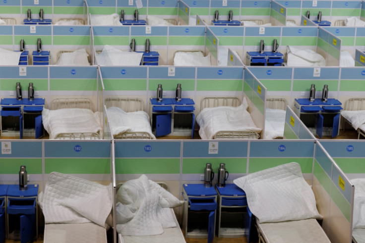 Os leitos são vistos em uma clínica de febre que foi montada em uma área esportiva enquanto os surtos de COVID-19 continuam em Pequim