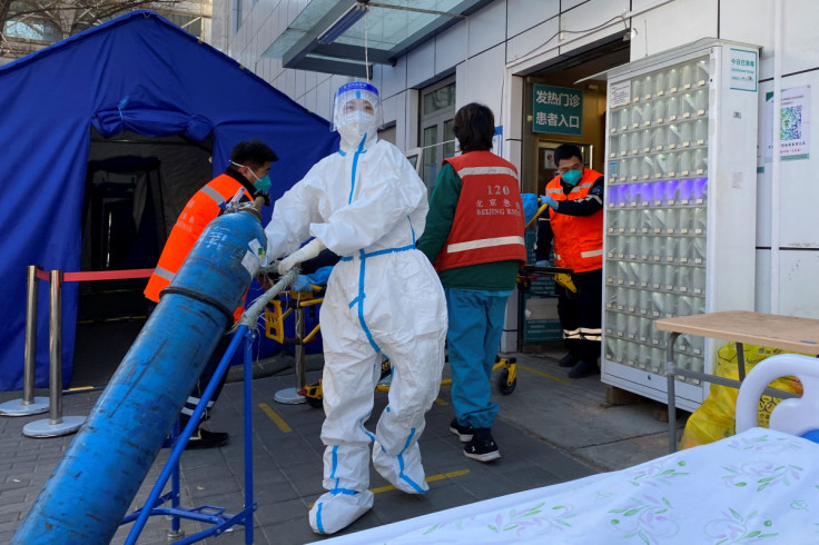 Uma enfermeira move um tanque de oxigênio para uma clínica de febre em um hospital enquanto os surtos de doença por coronavírus (COVID-19) continuam em Pequim