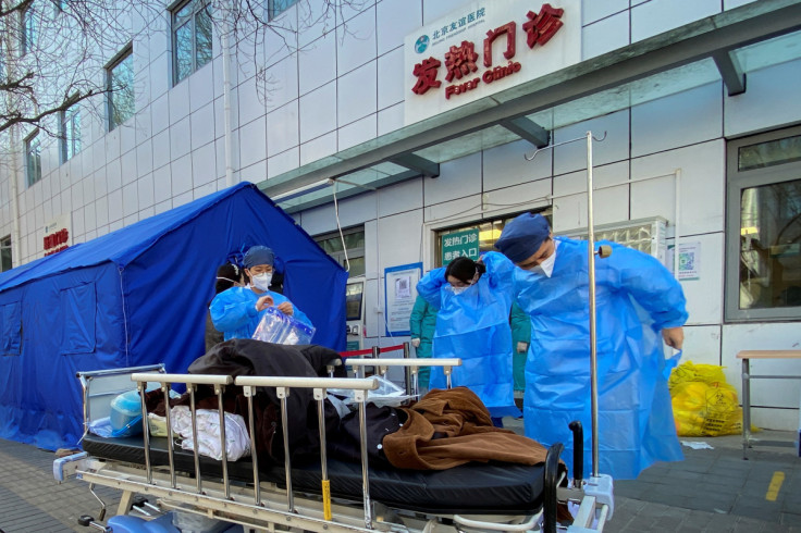 Enfermeiras vestem aventais de proteção do lado de fora de uma clínica de febre em um hospital, enquanto os surtos de doença por coronavírus (COVID-19) continuam em Pequim
