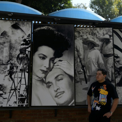 Um homem é visto ao lado de fotografias de atores da época de ouro do cinema mexicano, nos estúdios Churubusco, na Cidade do México