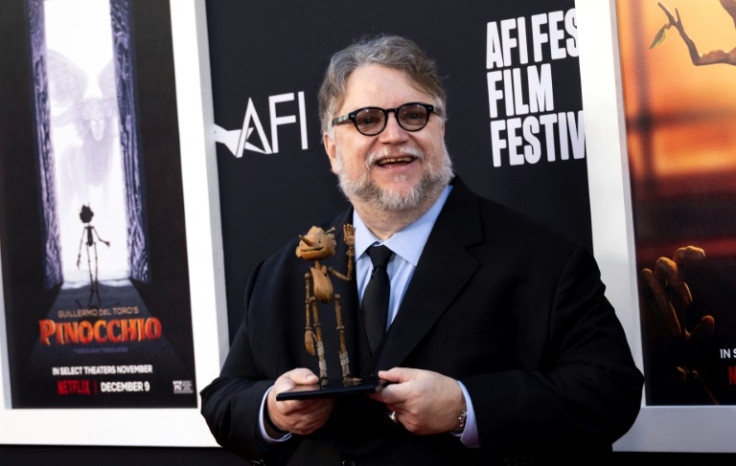 O diretor mexicano Guillermo del Toro segura um boneco de madeira ao chegar para a estreia de &#39;Pinóquio&#39; durante o American Film Institute Festival de 2022 em Hollywood