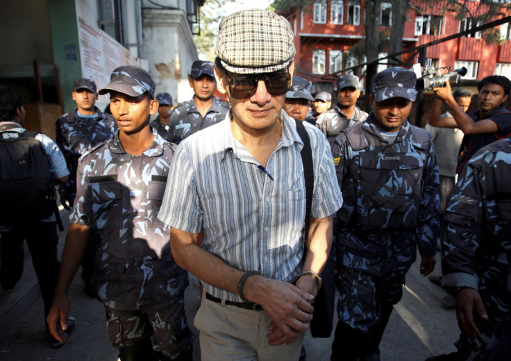 O serial killer francês Charles Sobhraj deixa o tribunal distrital de Katmandu após sua audiência em Katmandu