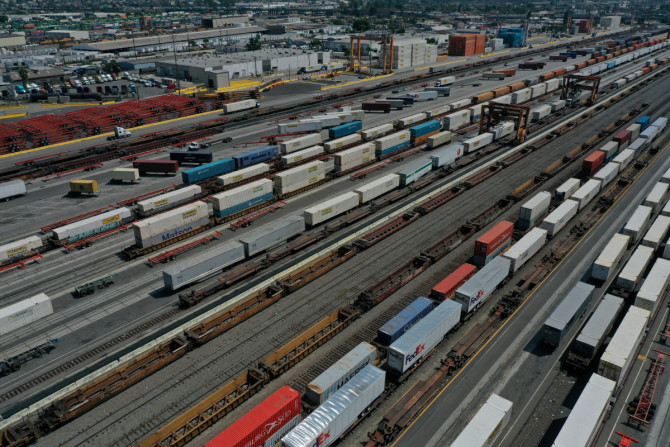 Uma vista aérea de contêineres e trens ferroviários de carga no pátio ferroviário BNSF Los Angeles Intermodal Facility em Los Angeles