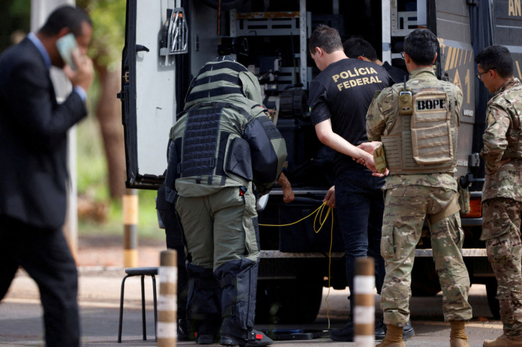 Um robô do esquadrão antibomba da Polícia Federal é visto perto do que se acredita ser um artefato explosivo em Brasília, Brasil